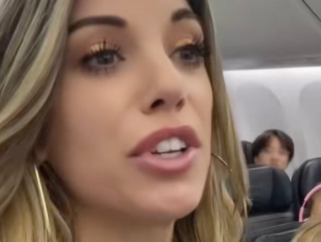 Missionarin Whitney Lynn spricht im Flugzeug von Alaska Airlines: Die Crew fühlte sich nicht  wohl dabei.