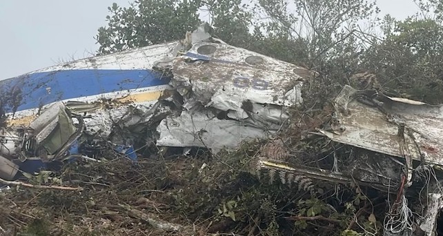 Das Wrack der Beechcraft 1900 von Satena: Liegt in schwierigem Gelände.