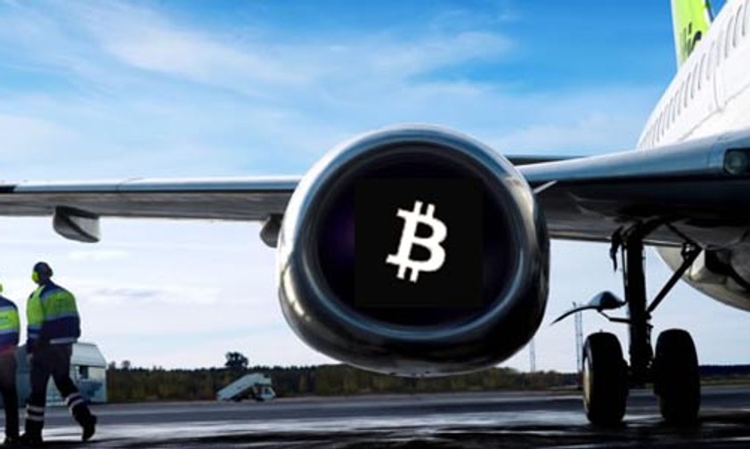 Flieger von Air Baltic, Bitcoin-Logo: Neues Zahlungsmittel.