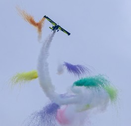 Eine Skyreach Bush Cat bitet ein farbenfrohes Programm: Das Wetter machte der Flugshow einen Strich durch die Rechnung.