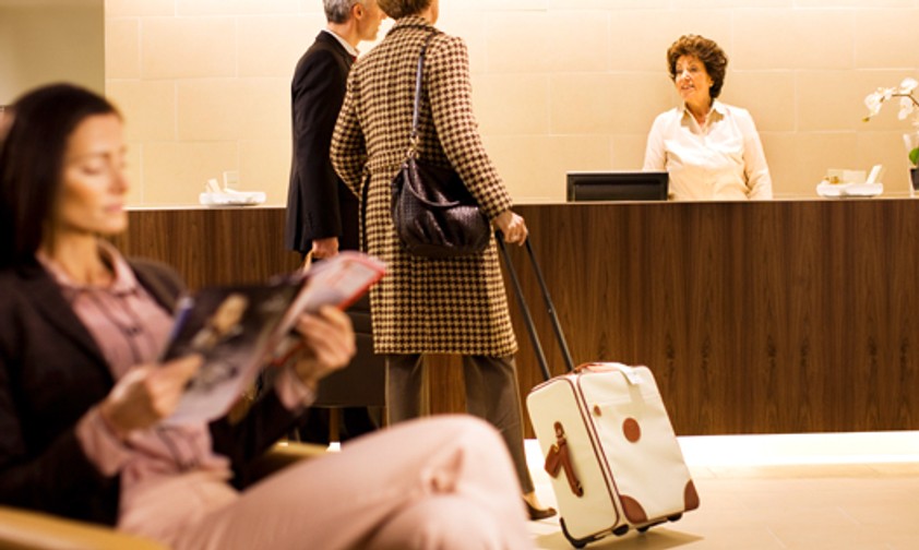 Passagierin in einer Lufthansa-Lounge: In Lounges und Premium-Klassen gibt es weiterhin Zeitungen und Zeitschriften.