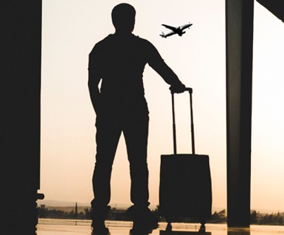 Passagier mit Koffer: Wie hoch Gepäckgebühren sind, ist nicht immer sofort klar.