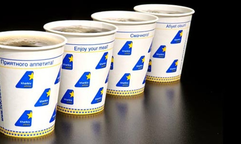 Kaffeebecher von Kharkiv Airlines: Nun wird er an Bord ausgeschenkt.