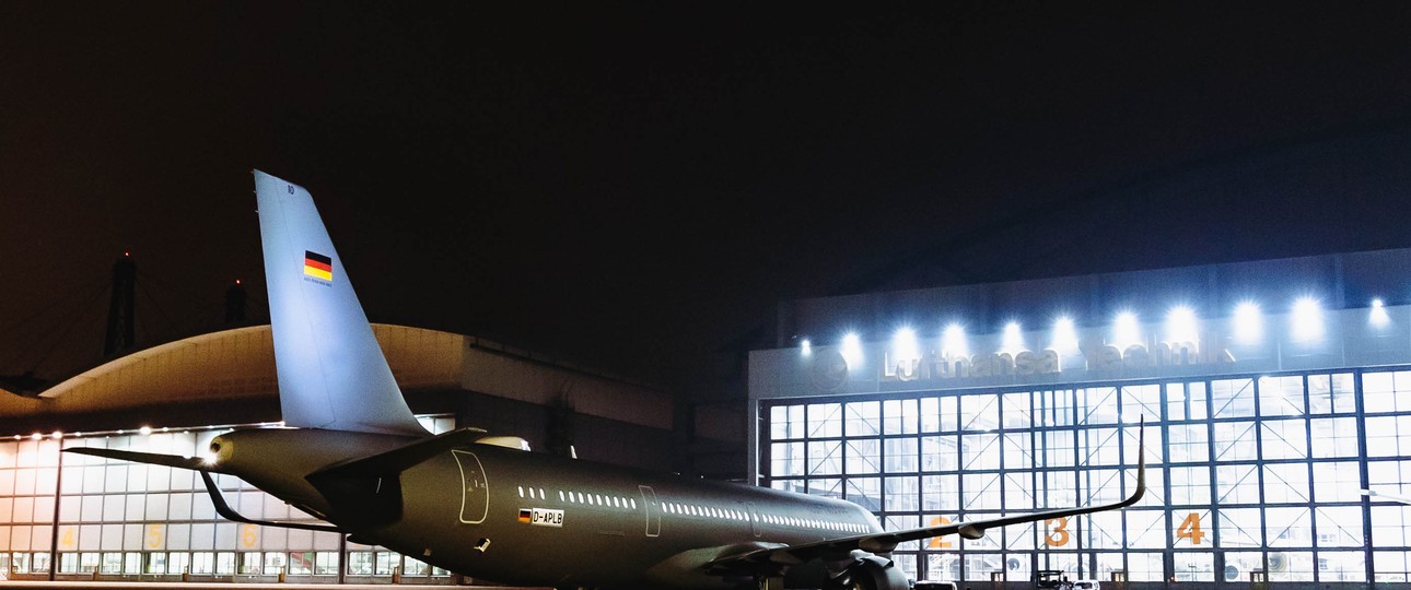 Der erste Airbus A321 Lr der Flugbereitschaft vor dem Hangar von Lufthansa Technik in Hamburg.