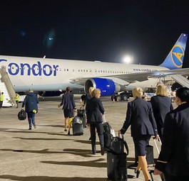 Condors letzter Passagierflug mit einer Boeing 767: Die Crew geht in Havanna zum Flieger mit dem Kennzeichen D-ABUK.