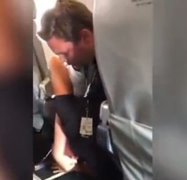 Pilot ringt betrunkenen Fluggast zu Boden