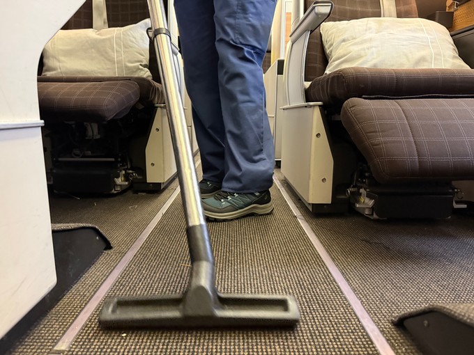 Wer sich schon immer gefragt hat, ob der Teppich im Flugzeug gereinigt wird: ja – er wird gründlich gesaugt.
