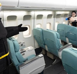 Training bei Korean Air: Umgang mit Tasern will gelernt sein.