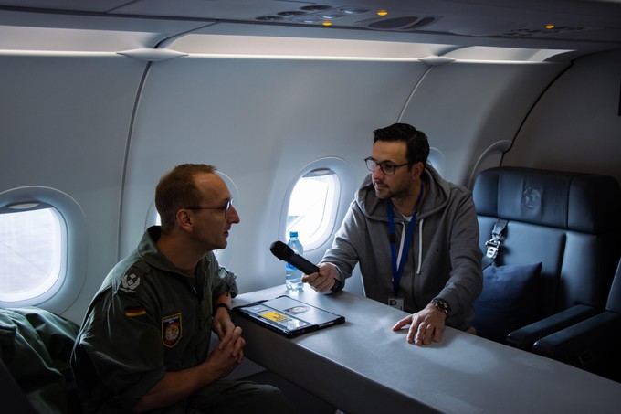 Oberstleutnant Martin (links) im Gespräch mit Christopher Scheffelmeier.