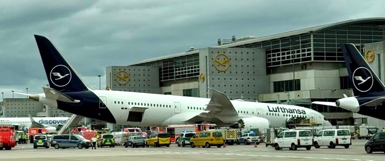 Gestürzte Boeing 787: Das Heck ragt in den Himmel.