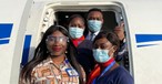 Crew von Air Peace, hier vor einer Embraer E195-E2: Bis weitere der brasilianischen Flugzeuge geliefert werden, mietet die Airline zwei Airbus A320.