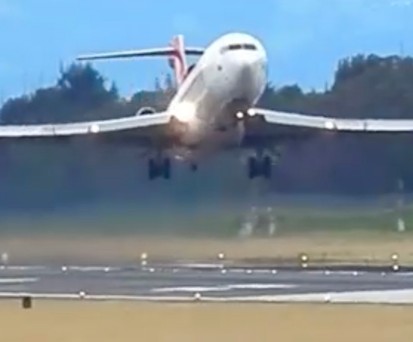 Die Boeing 727 von Aerosucre: Plötzlich wieder die Nase gesenkt.