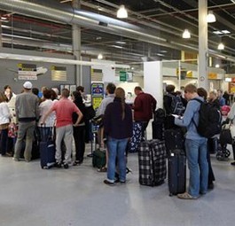 Platz 74: Frankfurt-Hahn (HHN). 125 km vom Stadtzentrum entfernt, mit Flibco (Bus) in 85 Minuten zu erreichen für 14 Euro.