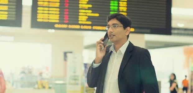 Passagier mit Handy: In London Heathrow können sie unbesorgt ihren Akku leer telefonieren.