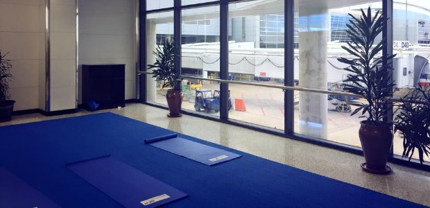 Und der am Flughafen Dallas. Hier laufen Videos, die den Yogis mögliche Asanas (Yoga-Übungen) zeigen.