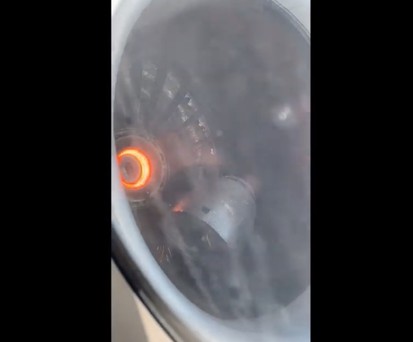 Teil des Triebwerks löst sich im Flug