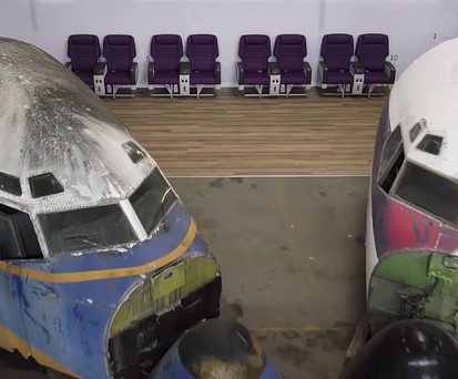 Hier ist das Cockpit der Hamburger Boeing 707 (rechts) zusammen mit dem Cockpit der Berliner Boeing 707 zu sehen, bevor sie im Herbst 2020 vom Auktionshaus Dechow zu Versteigerung angeboten wurden.