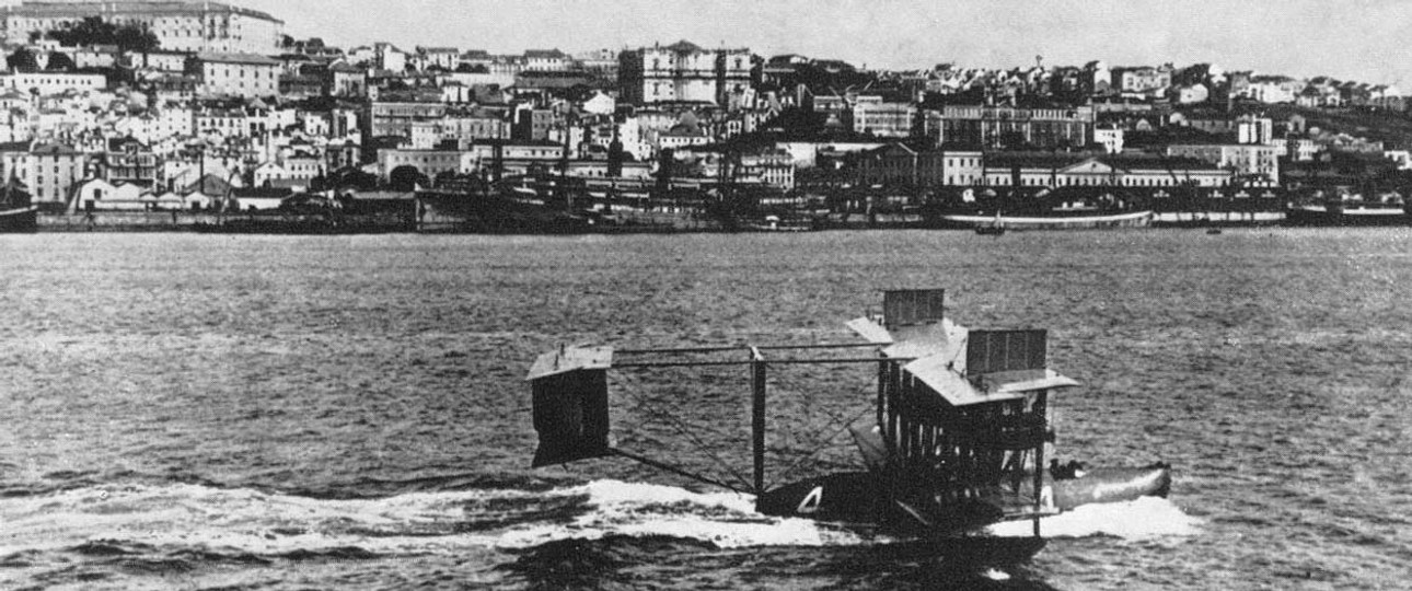 Die Curtiss NC bei Ankunft der US Navy in Lissabon am 27. Mai 1919: Zum ersten Mal überquerte ein Luftfahrzeug aus eigener Kraft den Atlantik.