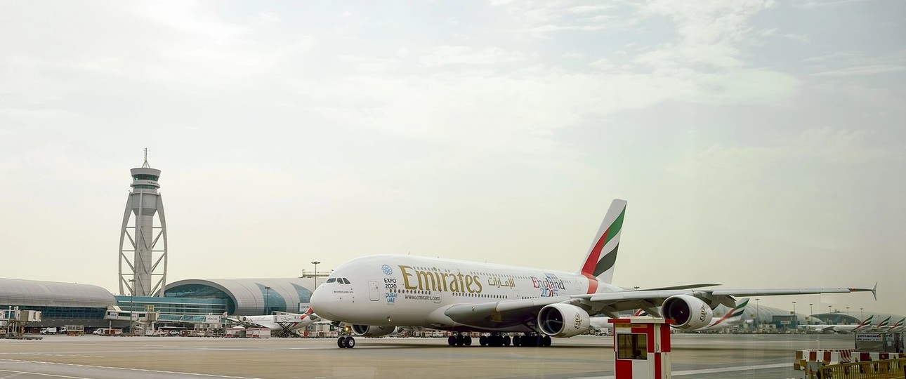 Airbus A380 von Emirates am Flughafen Dubai: Ein Superjumbo soll im Iran-Krieg bisher beschädigt worden sein.
