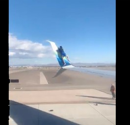 Mann steigt auf Flügel und will Winglet hochklettern