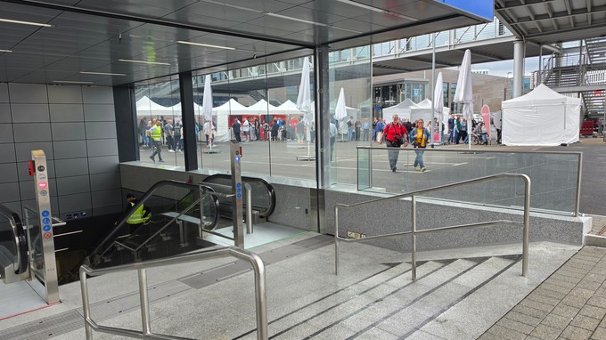 Rolltreppe und dann Rampe? Nur ein Provisorium, das wegfällt, falls der Flughafen sein Terminal ausbaut.
