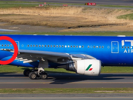 Der Airbus A330 von ITA Airways mit dem Kennzeichen EI-EJP: Huch, da fehlt doch was ...