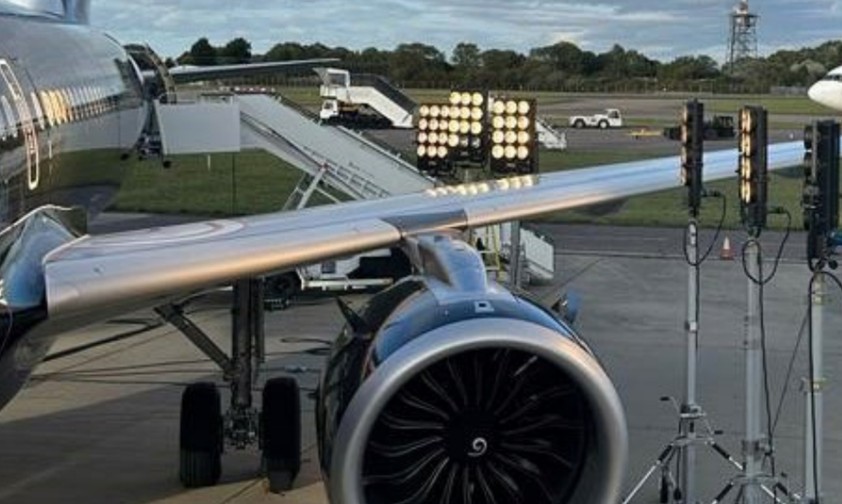 Dreharbeiten: Der Airbus A321 Neo und die Lampen.