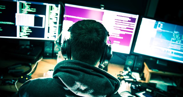 Hacker vor seinem Computer: In den USA warnt dass FBI die Luftfahrtbranche.