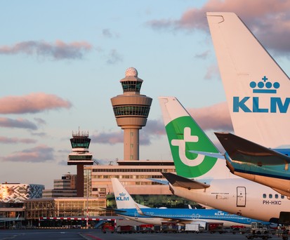 Flugzeuge von KLM und Transavia in Shciphol: Es wird deutlich teurer.