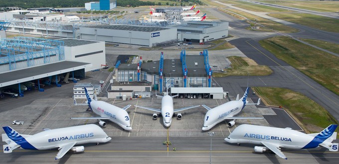 Alle fünf Beluga ST auf einem Foto: Offiziell heißt das Modell A300-600 ST.