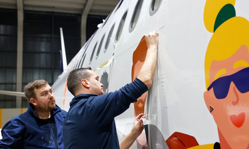 Die Beklebung sieht anders aus als bisherigen Fanhansa-Flieger.