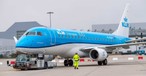 Embraer E175 von KLM Cityhopper: In solch einem Jet half eine Flugbegleiterin  Cockpit.