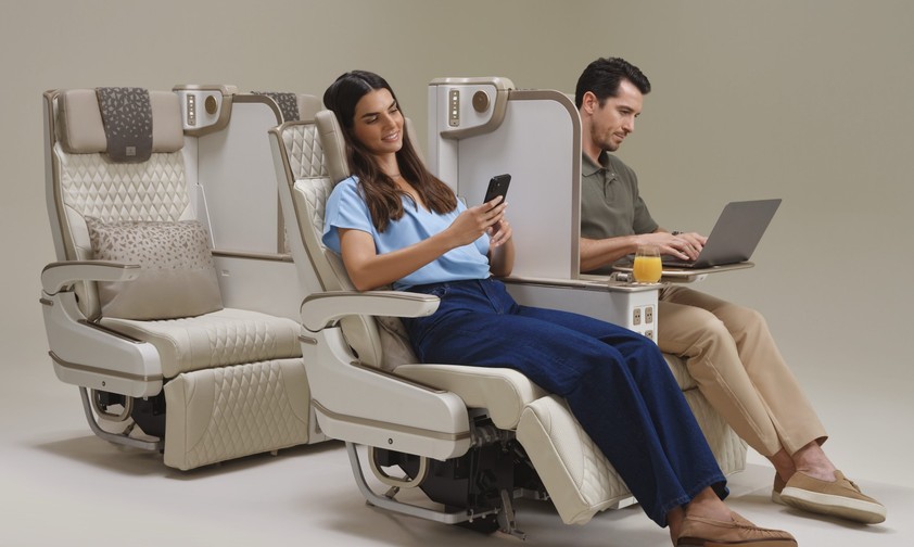 Emirates zeugte ihren neuen Premium-Econmy-Sitz: Der Sitz ist elektrisch und  mit einer Trennwand ausgestattet. 