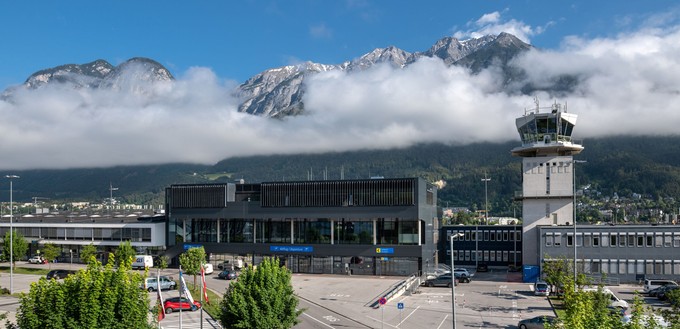 Einen Platzrundenanflug am Airport Innsbruck empfiehlt
Peter Robert. Eng zwischen Bergen und Felswänden eingekesselt und mit schwierigen Windbedingungen gesegnet, gehört der Anflug in das Inntal <a href="https://www.aerotelegraph.com/schwieriger-anflug-auf-innsbruck-oesterreich-austrian-airlines-pilot-bergspitzen-wetter-und-wechselnde-winde-als-stoerefriede" target="_blank" rel="noopener">zu den anspruchsvollsten und spektakulärsten Europas</a>.