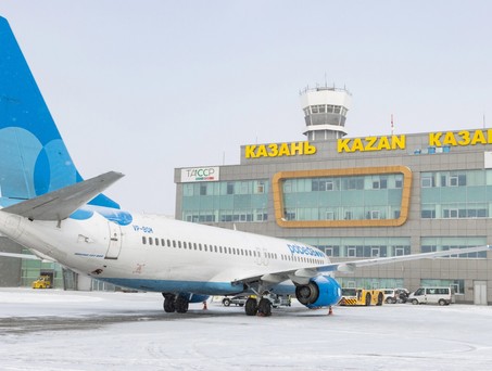 Boeing 737 von Pobeda am Flughafen Kazan: Ein Mexikaner sitzt seit Tagen am Airport fest.