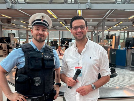 Jan Stephan (links) Polizeioberkommissar der Bundespolizei am Hamburger Flughafen und Reporter Christopher Scheffelmeier: «Obowhl die Langeweile selten aufkommt».