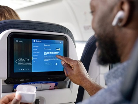 Reisender bei United mit Kopfhörern: So soll es sein. 