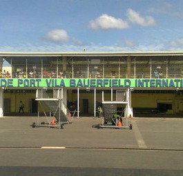 Landepiste vom Hauptstadt-Flughafen von Vanuatu:  Fluggesellschaften weigern sich, Port Vila anzufliegen.