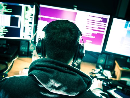 Hacker vor seinem Computer: In den USA warnt dass FBI die Luftfahrtbranche.
