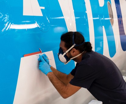Arbeiter im Airbus-Werk: Air Caraibes hat sich A350-1000 beschafft.