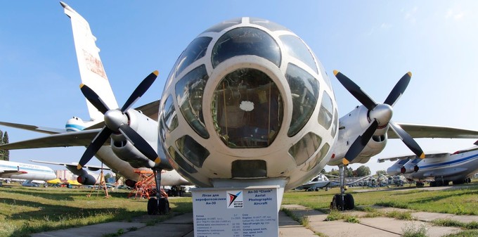 Eine Antonov AN-30 von vorne.