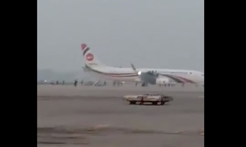 Die entführte Boeing 737 in Chittagong: Der Zwischenfall ging glimpflich aus.