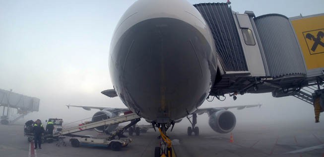 Airbus A320 von Germanwings im typischen kosovarischen Winternebel am Flughafen Priština.