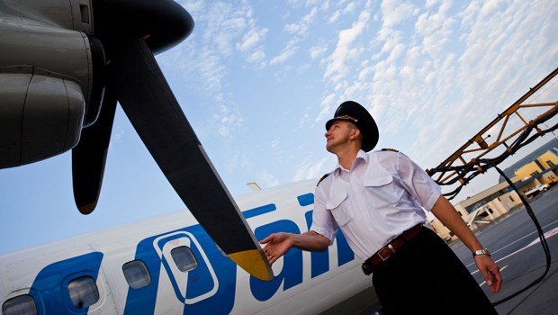 UT-Air-Pilot prüft eine ATR: Waren die Tragflächen vereist?