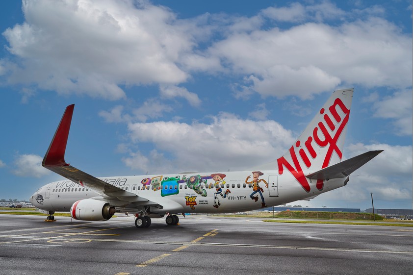Die Boeing 737-800 von Virgin Australia mit Toy-Story-Sonderlackierung: Sie zeigt bekannte Figuren wie Woody, Jessie und Buzz Lightyear.