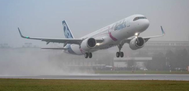 Bis zu 240 Passagiere finden bei einer engen Bestuhlung im Flieger Platz.