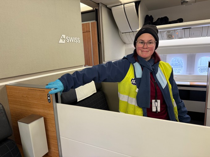 Sabrina Schulz kennt jede Verwinkelung in der First Class. Hier fährt sie gerade die Trennwand zwischen den beiden Mittelsitzen hoch – auch wenn sie nicht genutzt wurde, wird sie gereinigt.