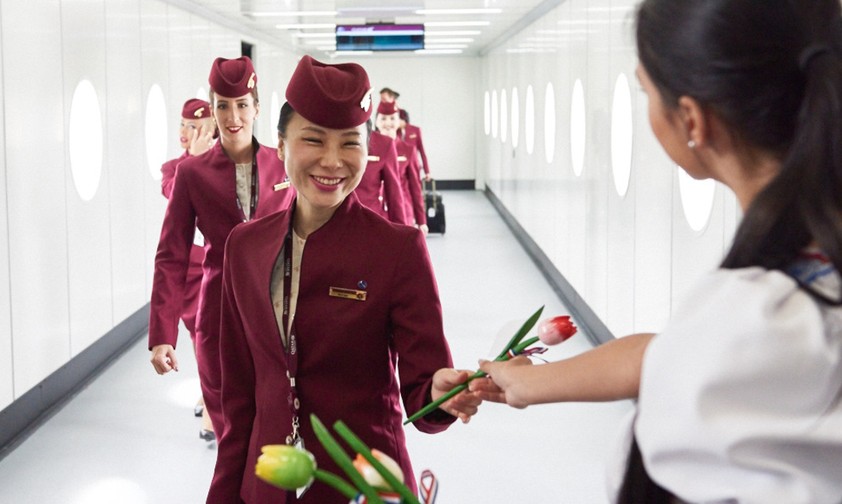 Kabinencrews von Qatar Airways: Ein bisschen weniger strenge Regeln.