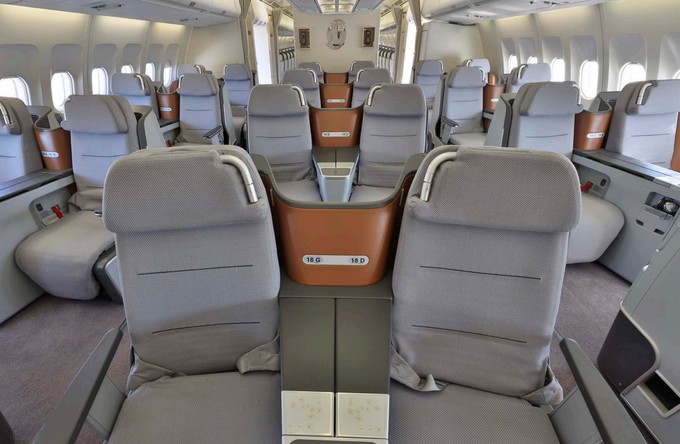 ... 24 in der Business Class und ...