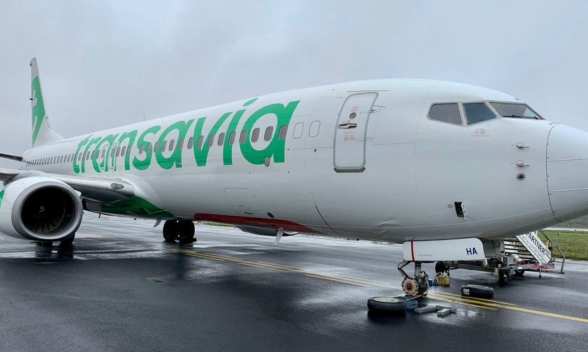 Die Reifen liegen neben der Boeing 737.